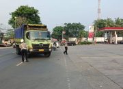 Polisi putar balik truk tambang langgar jam operasional di Cikande
