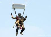 Prajurit Kopassus terjun payung bawa anjing di Monas saat HUT TNI 