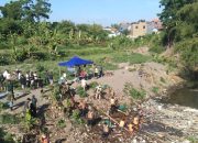 Relawan di Bali bersihkan sampah sisa banjir di aliran sungai 