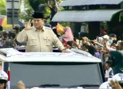 HUT TNI, Presiden Prabowo sapa warga yang padati jalanan di Monas