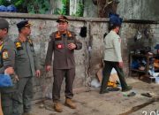 Satpol PP tertibkan bangunan liar dan posko ormas di Kelapa gading