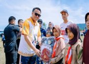 Bupati Morut bagi 20.648 paket seragam sekolah kepada siswa