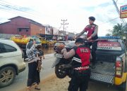 Personel Sat Samapta Polres Ketapang Bantu Pengendara Terkena Banjir Sekaligus Atur Arus Lalu Lintas
