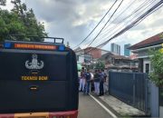 Prajurit TNI AL bawa korban ledakan SMAN 72 ke rumah sakit