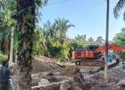 Pemkab Nagan Raya bersihkan lumpur banjir buka keterisolasian warga