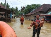 TNI AL evakuasi korban banjir di wilayah Sumbar