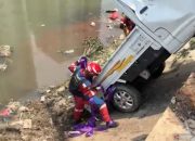 Gulkarmat Jaktim evakuasi mobil pick up yang tercebur di Kali Sunter