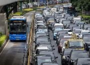 Transjakarta alihkan sejumlah rute layanan akibat genangan
