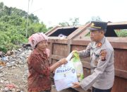 Kasat Binmas Polres Ketapang Gelar Kegiatan Jum’at Berkah dengan Membagikan Paket Sembako kepada Warga Kurang Mampu