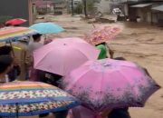 Sungai Lubuk Minturun di Koto Tengah Padang meluap rendam permukiman