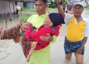 Aksi Heroik Bhabinkamtibmas Polsek Firdaus di Tengah Banjir Serdang Bedagai
