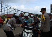 Hari Ke-4 Ops Zebra Kapuas 2025, Kapolres Ketapang Bersama Personel Bagikan Helm Kepada Pengendara