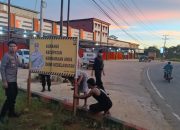 Kapolsek Sandai bersama Anggota Laksanakan Pemasangan Banner