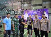 Probolinggo kota Turnamen Futsal Walikota Cup 2025 dr. Aminuddin serahakn Trophy ke Pemenang