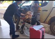Aksi Humanis Polres Ketapang Ops Lilin Kapuas 2025, Membantu Penumpang Sakit di Bandara Rahadi Oesman