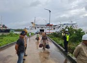 Ops Lilin Kapuas 2025, Personel Polsek Kawasan Pelabuhan dan Polairud Amankan Kedatangan KM Dharma Ferry II