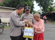 Polres Ketapang Gelar Jumat Berkah, Sat Binmas Salurkan Bantuan Sembako kepada Warga di Kelurahan Mulia Baru dan Sukaharja