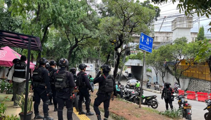 Petasan Lebih Cepat dari Hukum: Tawuran Manggarai Usai, Aparat Datang Menjaga Sisa Kondusif