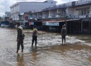 Polsek Delta Pawan Bersama BPBD Lakukan Pengecekan Ketinggian Debit Air Antisipasi Bencana Banjir