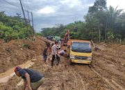 Kapolsek Nanga Tayap Pimpin Patroli Kamtibmas dan Penanganan Kemacetan Akibat Jalan Rusak Parah di desa Lembah hijau