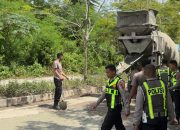 Tingkatkan Keselamatan Wisatawan, Satlantas Polres Mabar Turun Tangan Tambal Jalan Berlubang