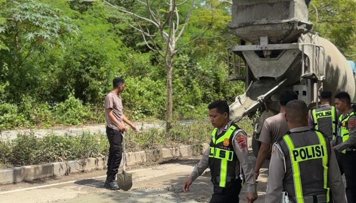 Tingkatkan Keselamatan Wisatawan, Satlantas Polres Mabar Turun Tangan Tambal Jalan Berlubang