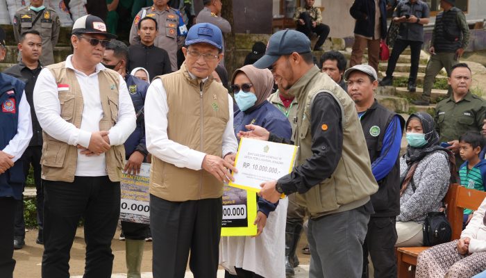 Negara Datang Membawa Angka: Menag Salurkan Rp596 Juta untuk Madrasah dan Korban Longsor Cisarua