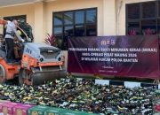 7.733 botol miras hasil operasi pekat dimusnahkan Polda Banten