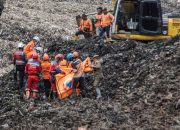 Tim SAR kembali temukan jasad korban longsor di TPST Bantargebang
