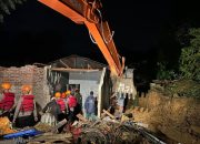 Brimob Polda Sumut lakukan pencarian korban banjir di Sibolangit