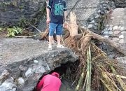 Gercep Seorang Direktur Perumdam Uwe Lino Kabupaten Donggala Imran, SH, Turun Langsung Pegang Sekop Bersihkan, Intake IKK Sirenja Bersihkan Pasca Banjir Sungai Sibado