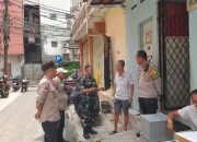 Door to Door System di Pasar Baru, Bhabinkamtibmas dan Babinsa Perkuat Kamtibmas Mulai dari Lingkup Keluarga
