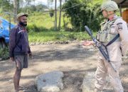 Lewat Patroli Jalan Kaki, Satgas Damai Cartenz Bangun Kedekatan dengan Warga Sinak