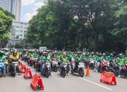 Polda Metro Jaya Berbagi di Jumat Peduli, Ojol hingga Pekerja Harian Terima Sembako