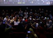 Di Antara Tangis dan Lampu Sorot: Sujud yang Kehilangan Sunyi