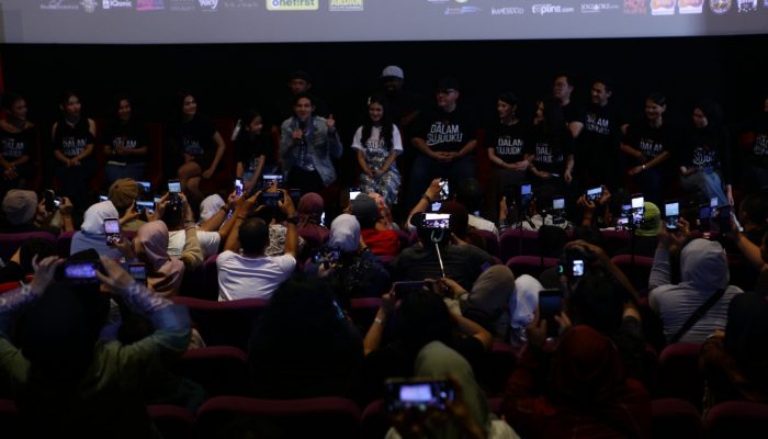 Di Antara Tangis dan Lampu Sorot: Sujud yang Kehilangan Sunyi