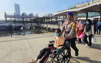 Polisi Bantu Penumpang Berkebutuhan Khusus di Kali Adem, Wujud Pelayanan Humanis