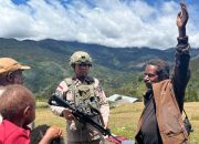 Satgas Damai Cartenz Gelar Patroli Humanis dan Pelayanan Kesehatan di Sinak