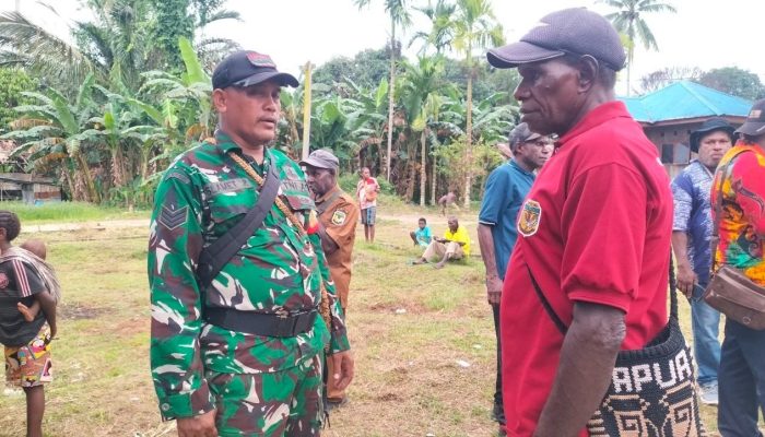 Babinsa Koramil Mapurujaya Laksanakan Komsos Bersama Warga Kampung Fanamo