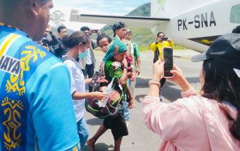 Anak 6 Tahun Korban Aksi Kebrutalan OPM di Kabupaten Puncak Dievakuasi Petugas dan Medis