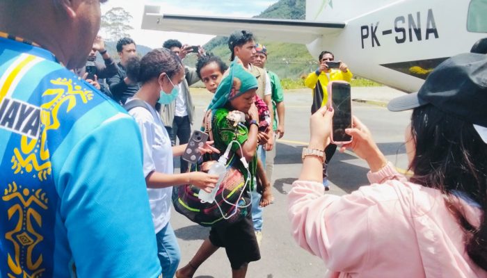 Anak 6 Tahun Korban Aksi Kebrutalan OPM di Kabupaten Puncak Dievakuasi Petugas dan Medis