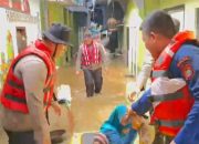 Polairud Polda Metro Jaya Evakuasi Warga Kebon Pala, Ketua RT: Apresiasi Tinggi dan Terima Kasih atas Kepedulian Polisi