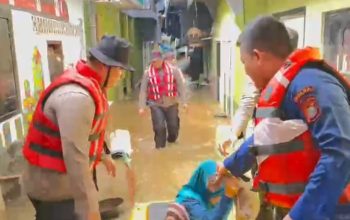 Polairud Polda Metro Jaya Evakuasi Warga Kebon Pala, Ketua RT: Apresiasi Tinggi dan Terima Kasih atas Kepedulian Polisi