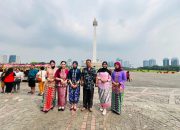 Hari Kartini, Polwan Berkebaya Layani Warga di Polda Metro Jaya