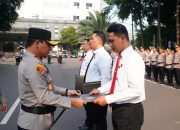 Kapolda Metro Jaya Serahkan Pin Emas Kapolri kepada Personel Ditresnarkoba PMJ Pengungkap Sabu 516 Kg Jaringan Internasional