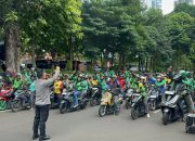 Jumat Peduli, Polda Metro Jaya Salurkan 350 Paket Sembako untuk Pengemudi Ojol