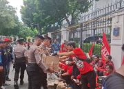 Polres Metro Jakarta Pusat Layani Penyampaian Pendapat Buruh di MA, Bagikan Roti dan Air Mineral kepada Peserta Aksi