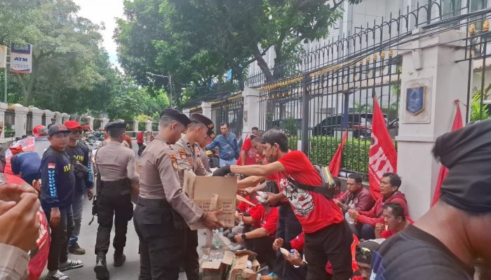 Polres Metro Jakarta Pusat Layani Penyampaian Pendapat Buruh di MA, Bagikan Roti dan Air Mineral kepada Peserta Aksi