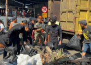 Brimob Polda Metro Jaya Bersihkan Pasar Ciputat, Lingkungan Sehat dan Aktivitas Warga Lebih Nyaman