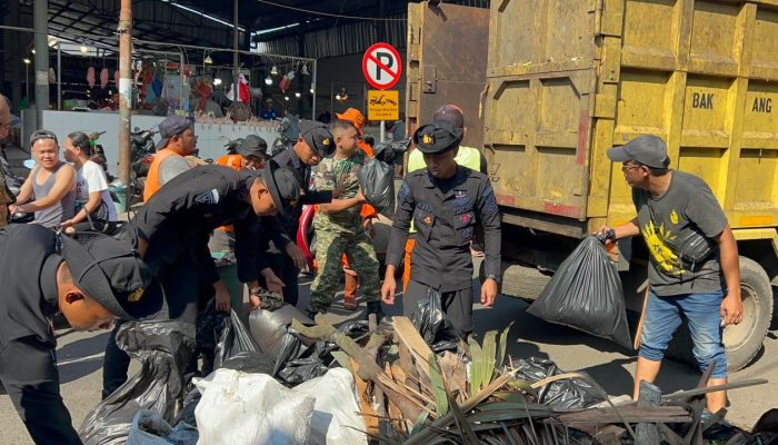 Brimob Polda Metro Jaya Bersihkan Pasar Ciputat, Lingkungan Sehat dan Aktivitas Warga Lebih Nyaman